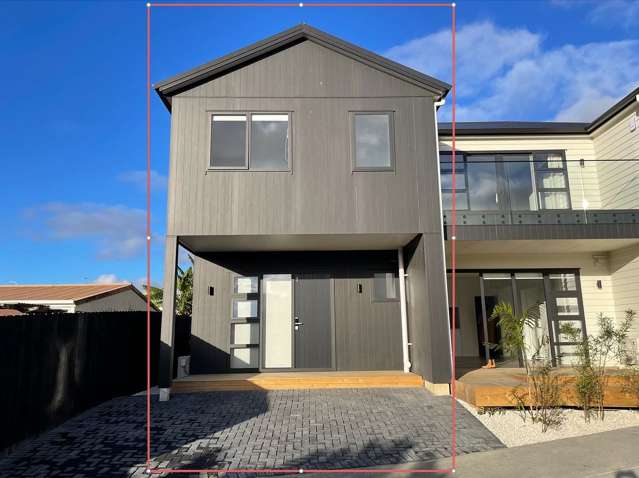 Stylish Townhouse in Prime Pakuranga Location
