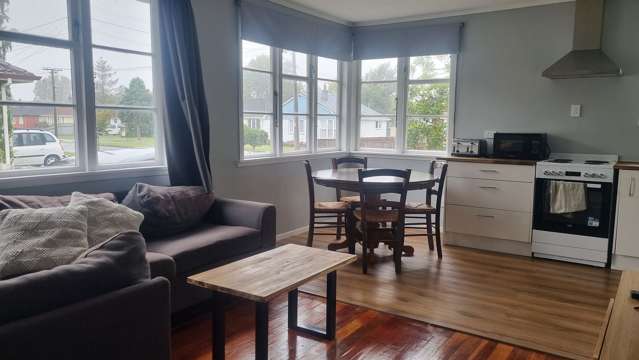 3BR Fully furnished Home in West Masterton!