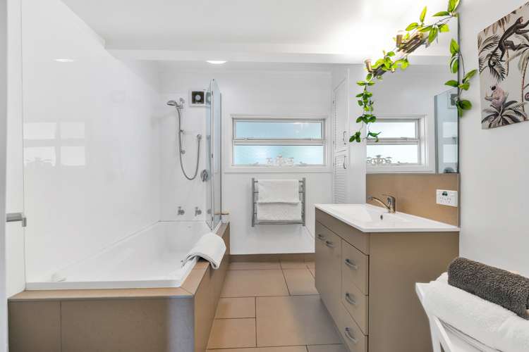 217 Point View Drive East Tamaki Heights_12