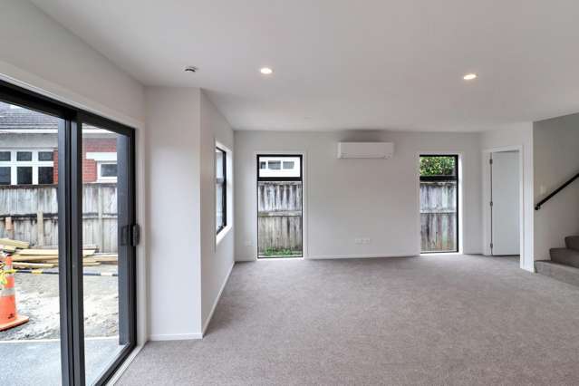 B/137 Whites Line East 1369_1