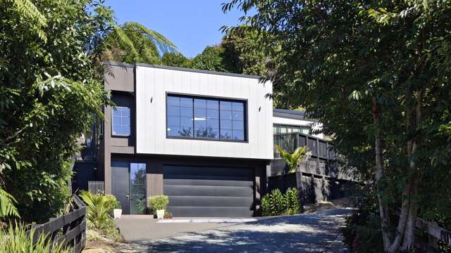 SUN, VIEWS & SERIOUS GARAGING