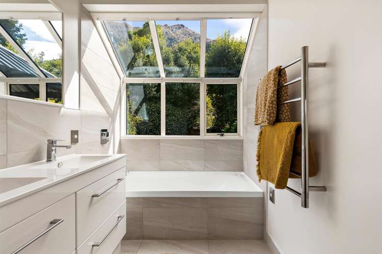 1 Arawata Terrace Fernhill/Sunshine Bay_20