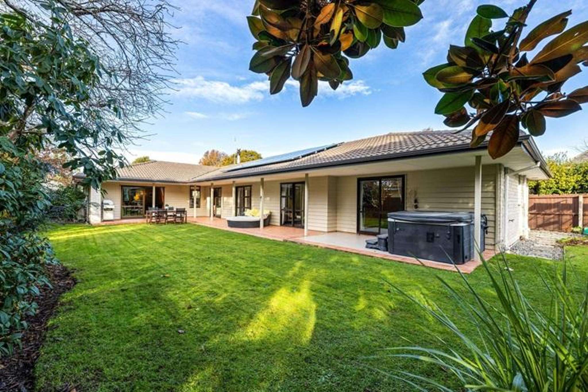 $1.2m auction frenzy: Parents slug it out to buy house for their uni kids