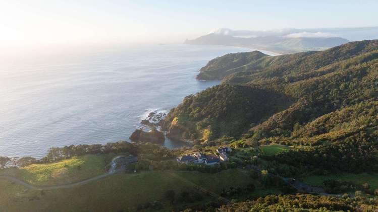 American and British buyers eye trophy estate, but Aucklanders have the edge