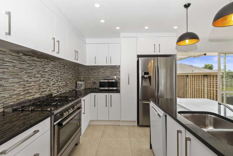 28 Tiroroa Avenue Te Atatu South_9