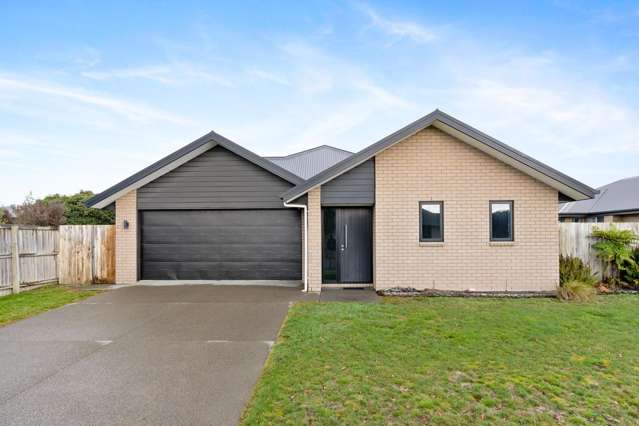 Stonebrook Living – Walk to Shops, Park, & More!