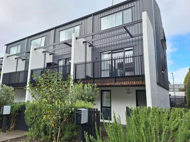 3 bedroom townhouse in Mount Wellington
