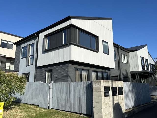 Sunny and Modern Family Home in Pakuranga