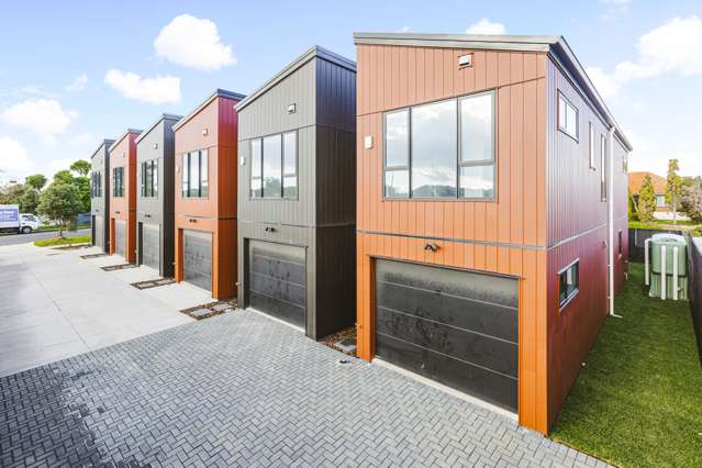 Brand Spanking New Town Houses x 6 Lots