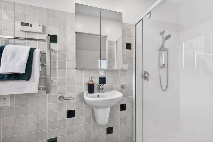 2/10 Windsor Place Mairangi Bay_10