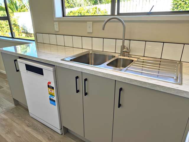 2/4 Rachael Place Farm Cove_4