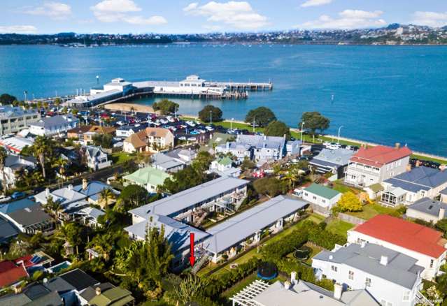 Sunny & Secure Prime Devonport Waterfront Living!