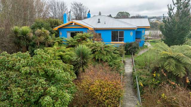 Charming home with Mataura River views