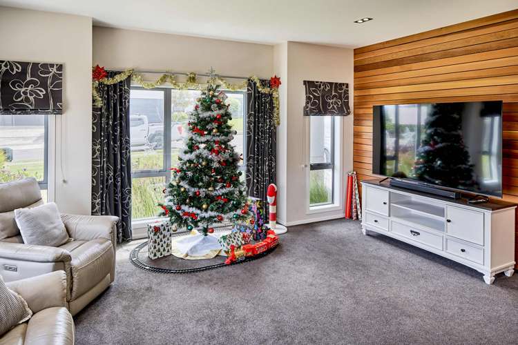 25 Paparoa Crescent Aotea_8