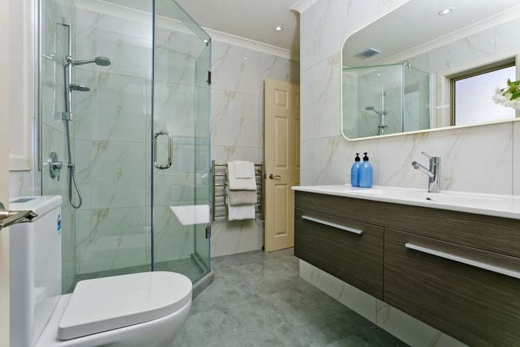 2/11 Camelot Place Glenfield_13