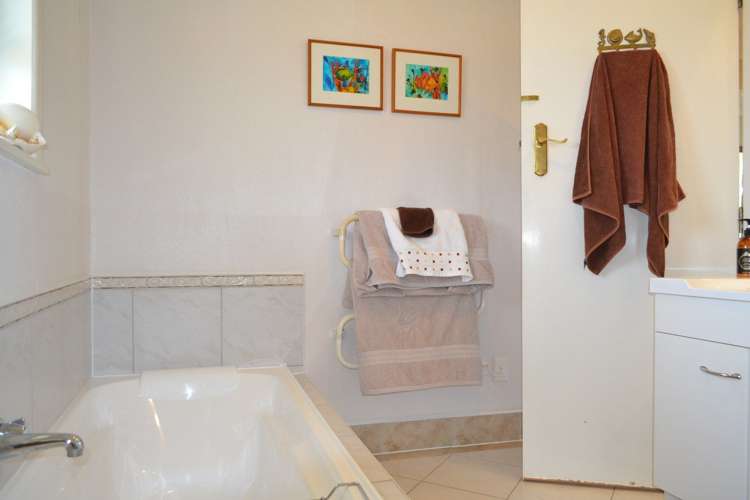 39 Beach Road Mellons Bay_11