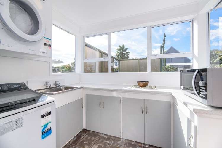 54 Amberley Avenue Te Atatu South_16