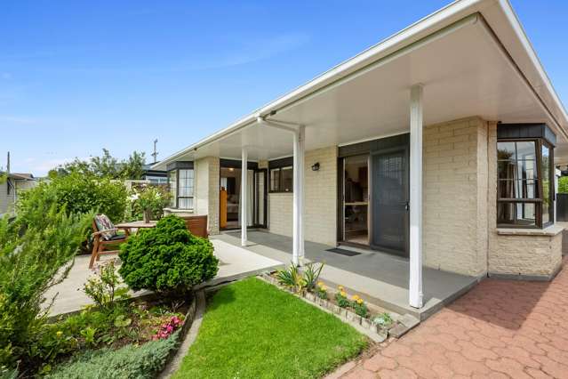 Sunny and Spacious Townhouse Close to Hospital