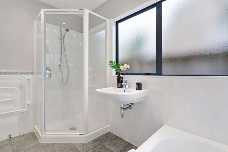 2/4 Rogers Avenue Eastern Beach_21