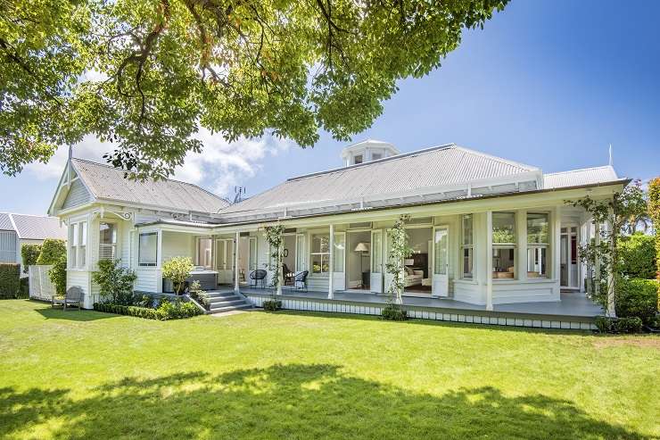 L-shaped villa with swimming pool and lawn