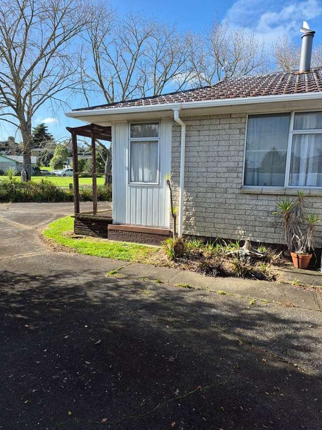 3 Bedroom Home Home with Garden & Deck!