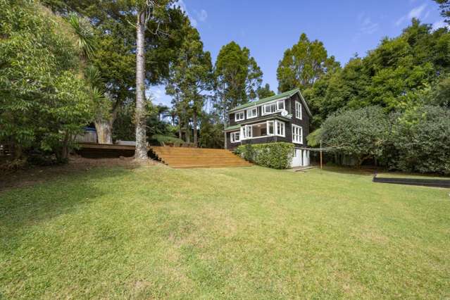 Sunny Sanctuary Steps from Titirangi Village