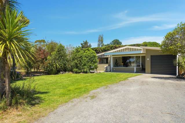 Beach, Bush & a Brilliant Home!