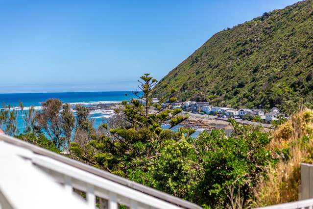 SUNNY HOME WITH STUNNING VIEWS!