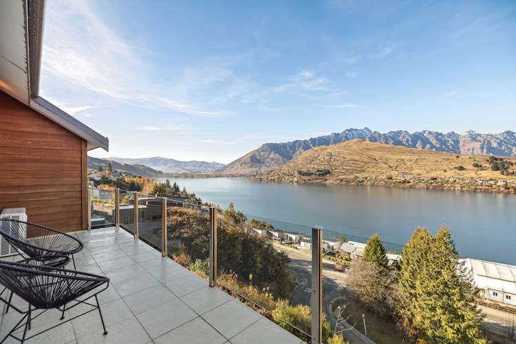 2/11 Gum Lane Queenstown_6