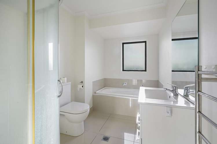 2/9 Vialou Street Hamilton Central_13