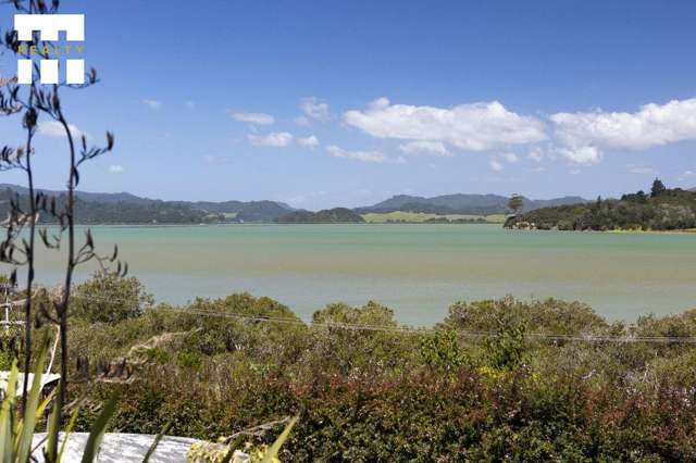 Kiwi bach in Totara North