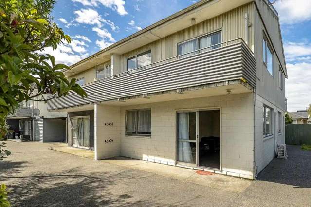 CITY CENTRE - TWO BEDROOM REAR UNIT WITH CARPORT