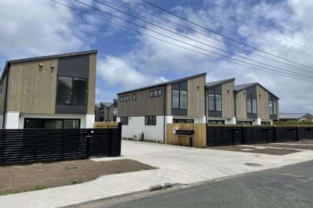 Modern 2 Level Townhouse in Prime Location