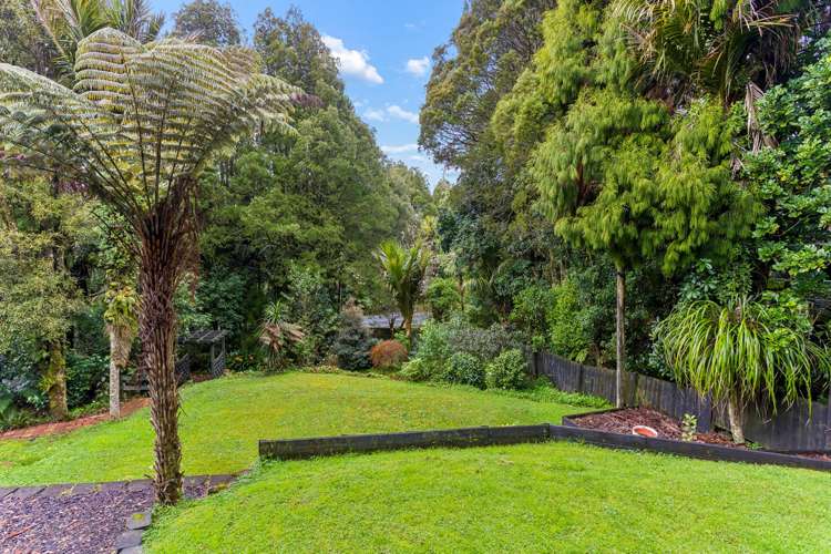 566 Scenic Drive Waiatarua_17