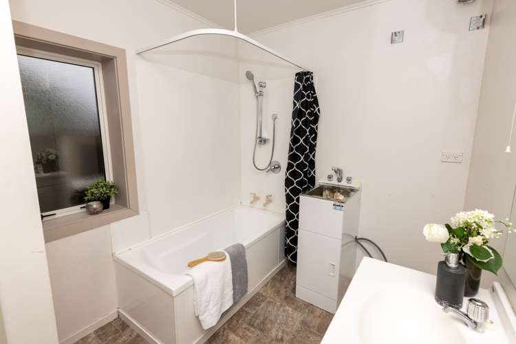 102 Middle Road Allenton_13