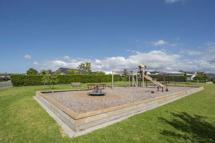 1 Benmore Crescent Pyes Pa_26