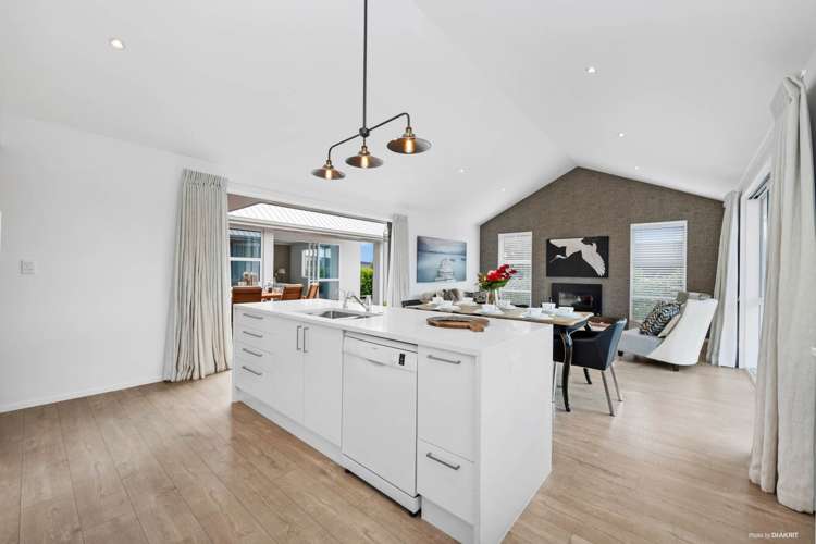 1 Lydiard Place Beachlands_0
