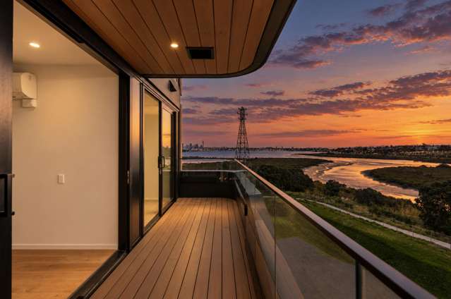 Dual-Key Living With Sea & City Views