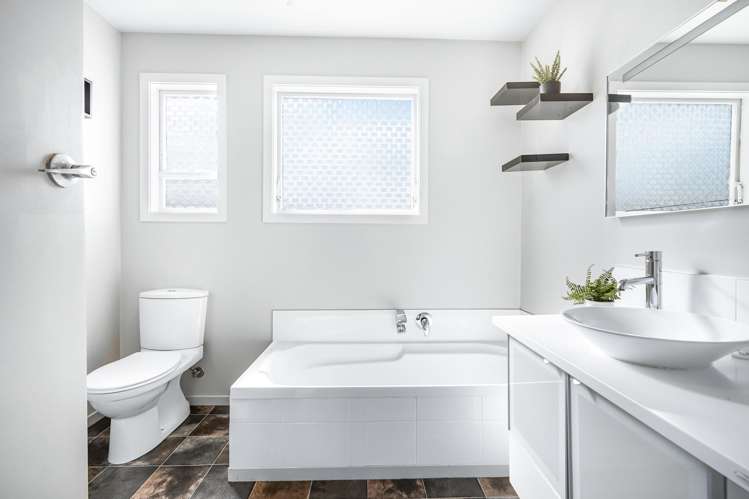 24 Ashurst Avenue Pukete_13