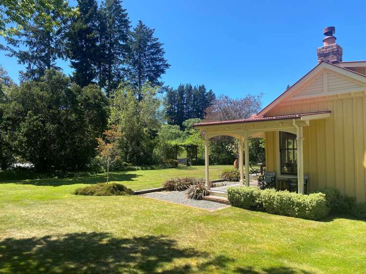 697 Leader Road East Parnassus_2