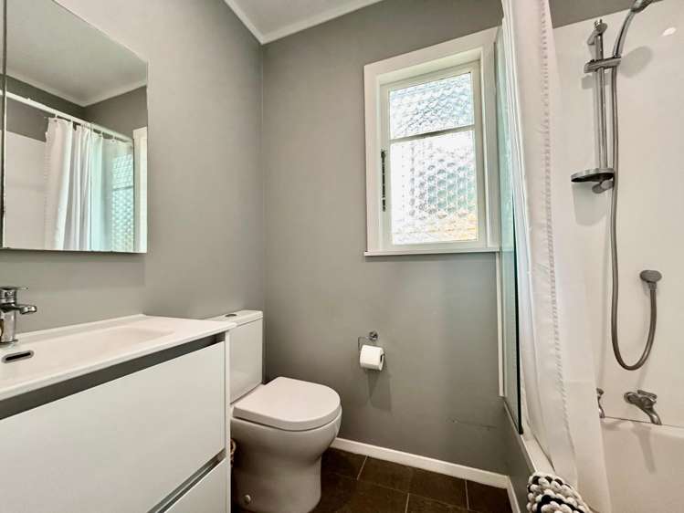 105 Main Road Wainuiomata_6