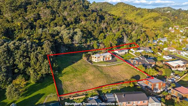 ELEVATED WITH PANORAMIC VIEWS & ROOM TO DREAM