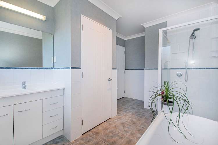 8 Workman Way Onerahi_12