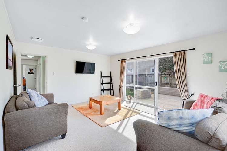 300 Shakespeare Street 11373_1