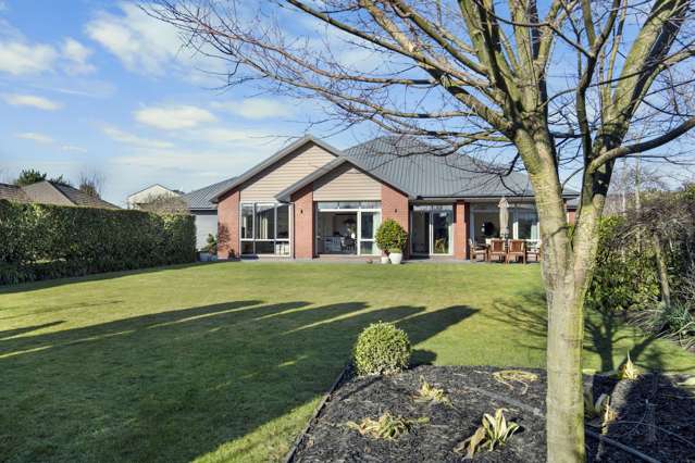 Calling all families! Expansive house & section!