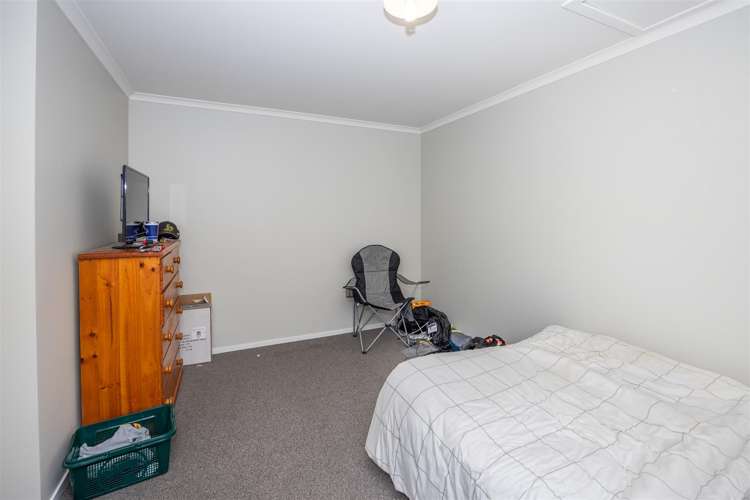 8 Inverness Avenue Hamilton East_25