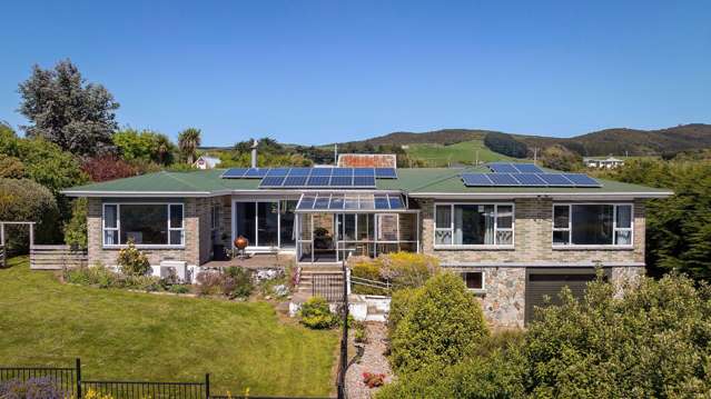 Family home with harbour views!