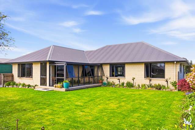 Single level living close to town
