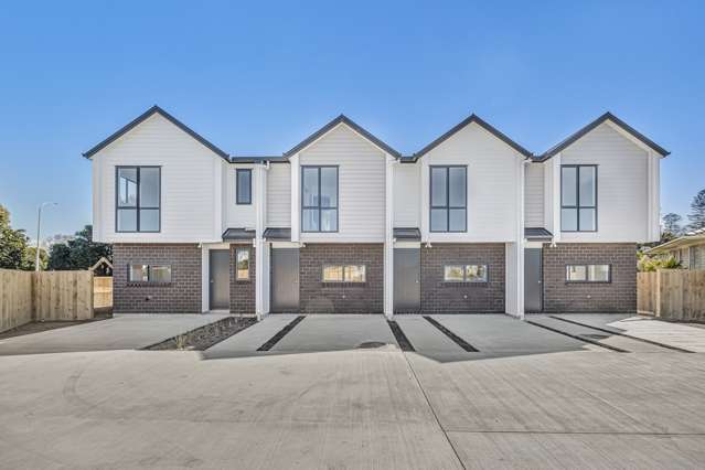 2/11 Kelburn Lane Mangere_1