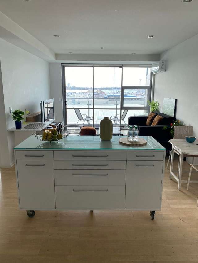 Chic Central Apt with Ocean Views, Pool & Parking!